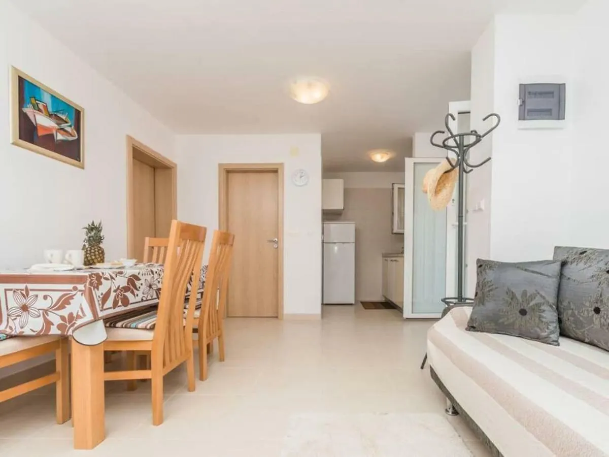 Apartment F-4 Klimno 0*,
